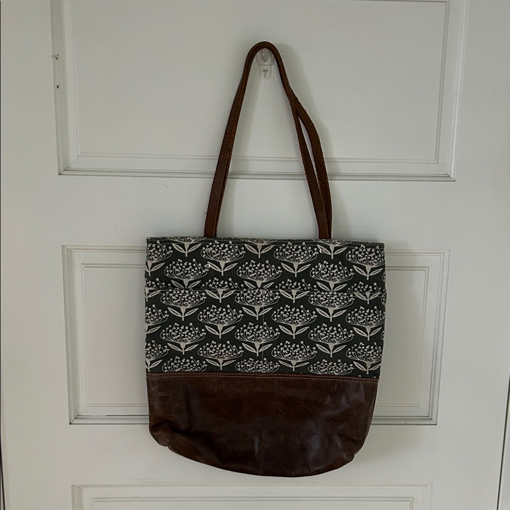 Elegant Floral Gray and Ecru Flower Print with Leather Bag